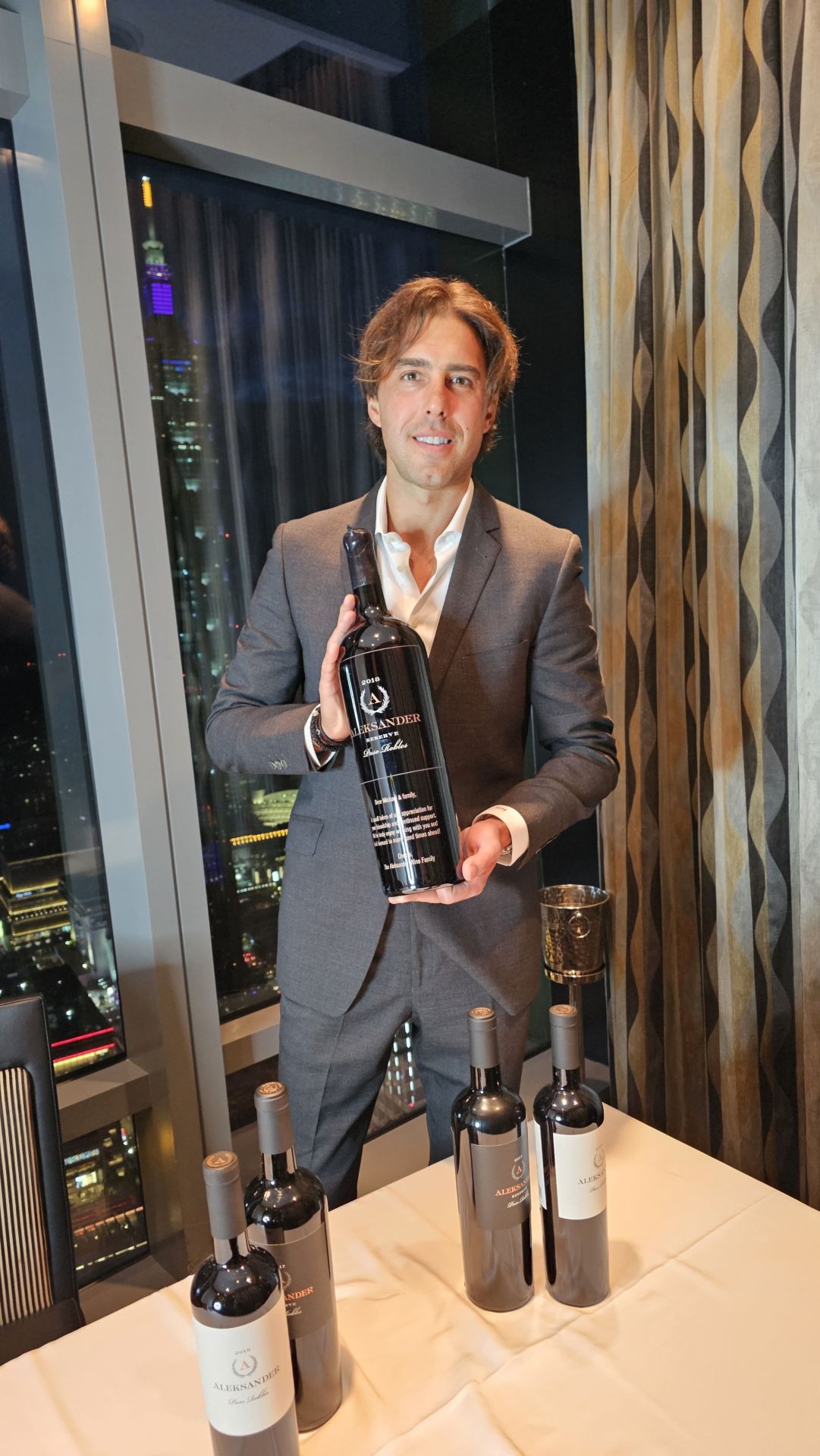 Sasha Vujacic 介紹自家紅酒品牌Aleksander Wine (圖/靖天娛樂 攝)